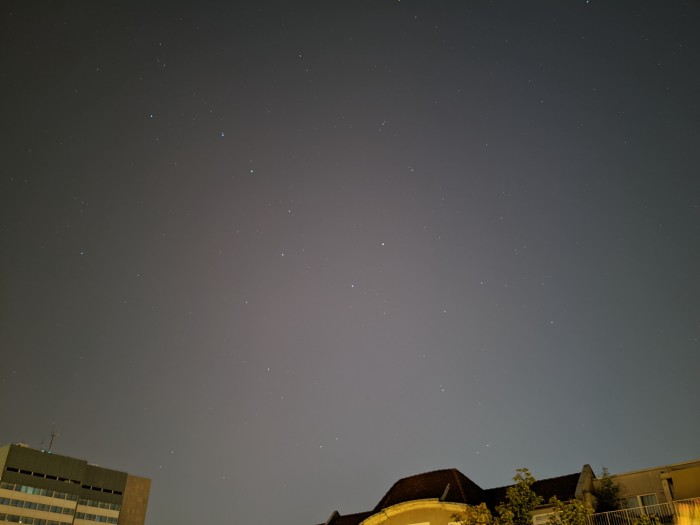 Mit dem Pixel 4a im Nachtmodus aufgenommenes Bild des Sternenhimmels (Bild: Tobias Költzsch/Golem.de)